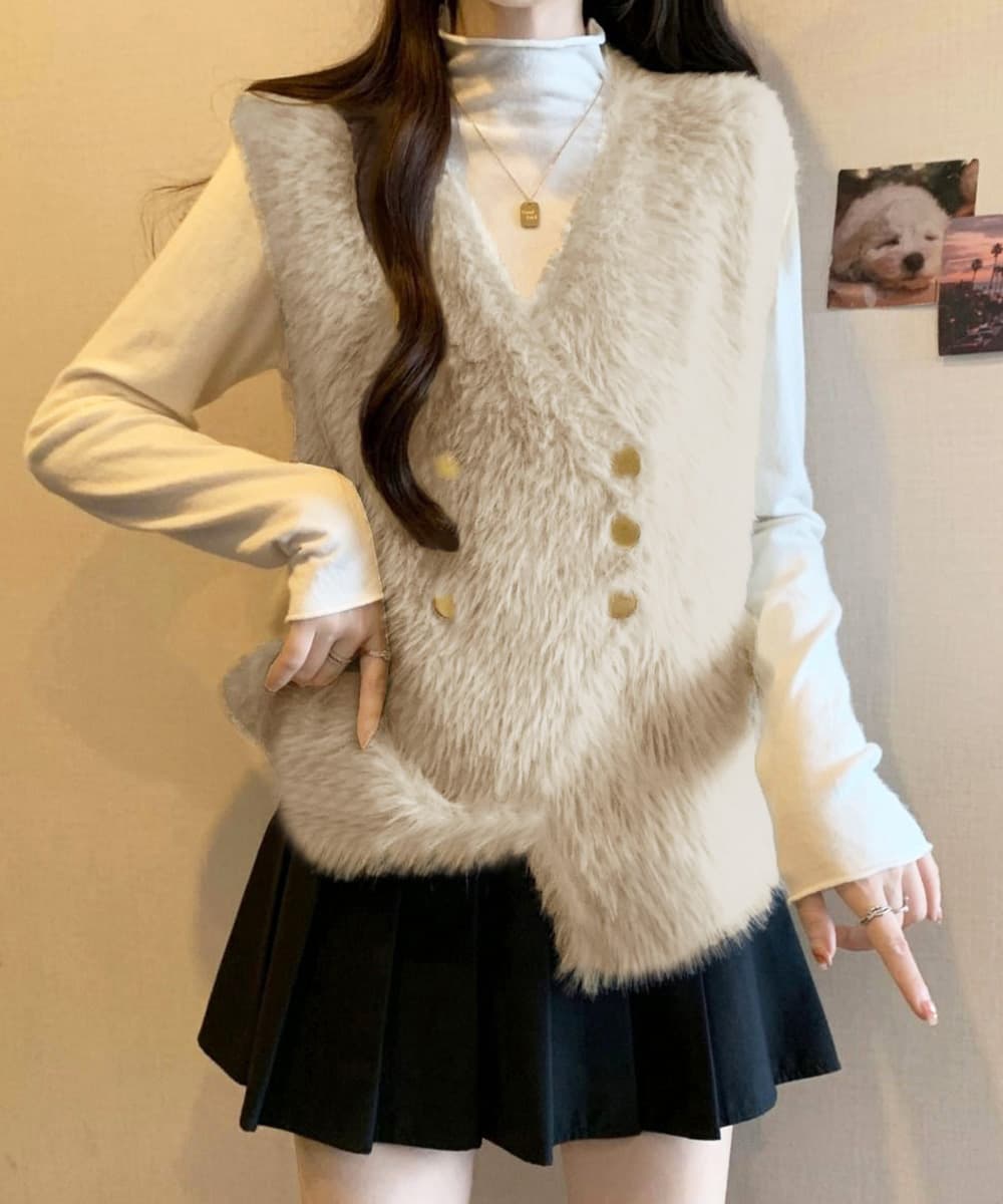 白ふわふわファーダブルボタンニットベスト