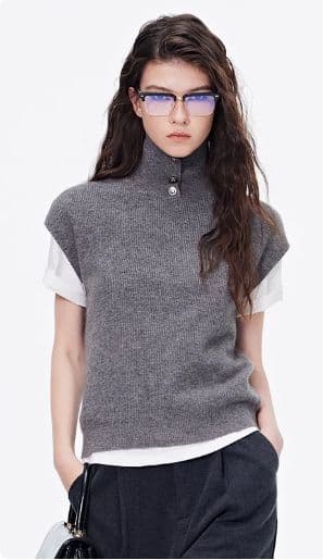 襟元ボタン付き上質ニットベスト