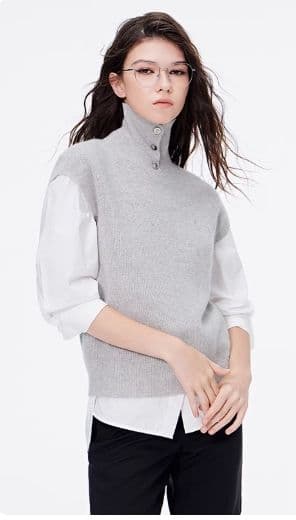 襟元ボタン付き上質ニットベスト