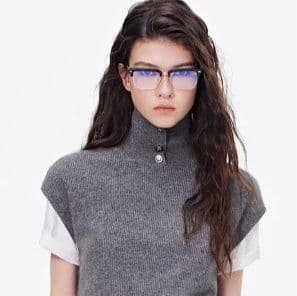 襟元ボタン付き上質ニットベスト