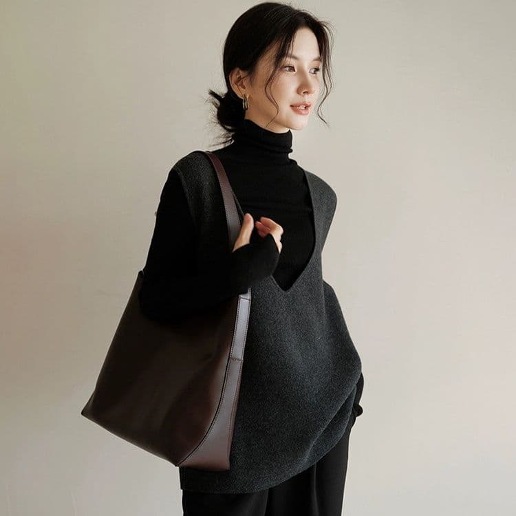 深みのあるVネックニットベスト