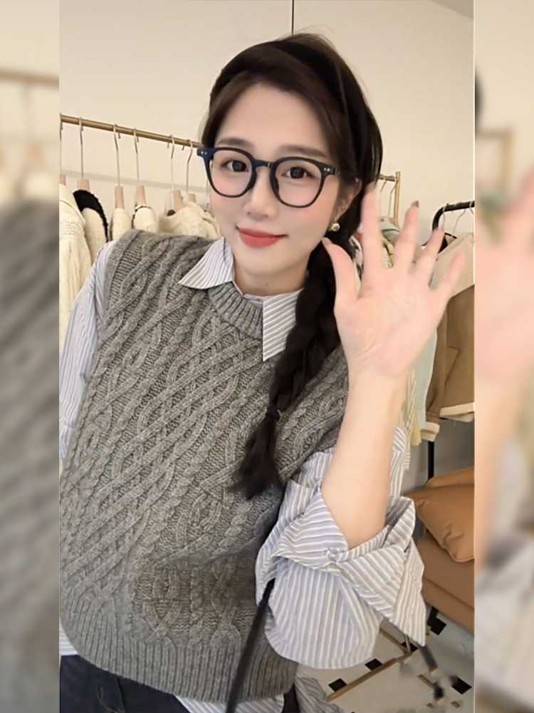 ニットベスト 格子編みケーブルニットベスト