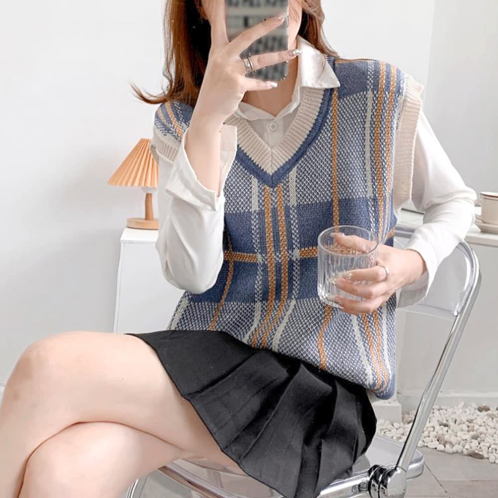 グレーチェック柄Vネックニットベスト