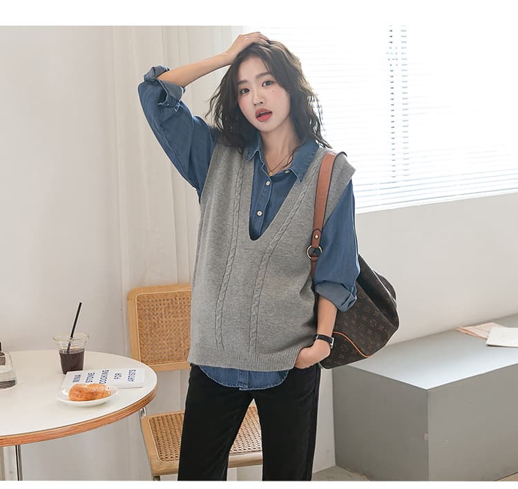 ニットベスト 深い前立てがポイントのゆったりニット袖なしジレ