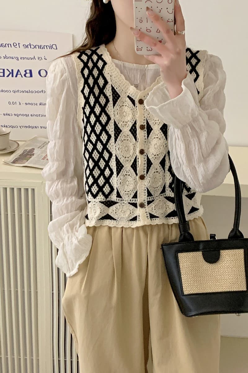 ニットベス 菱形模様のかぎ針編みベスト