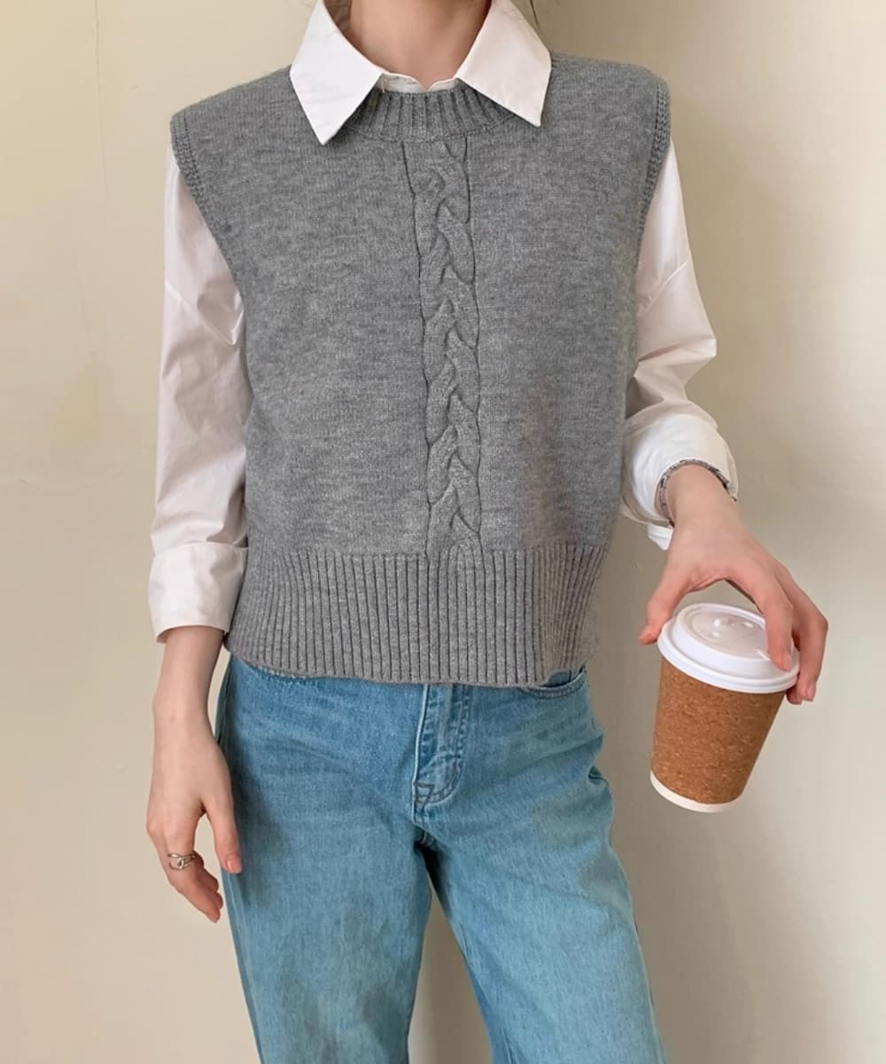 グレー ケーブル編み ニットベスト 背面ボタン