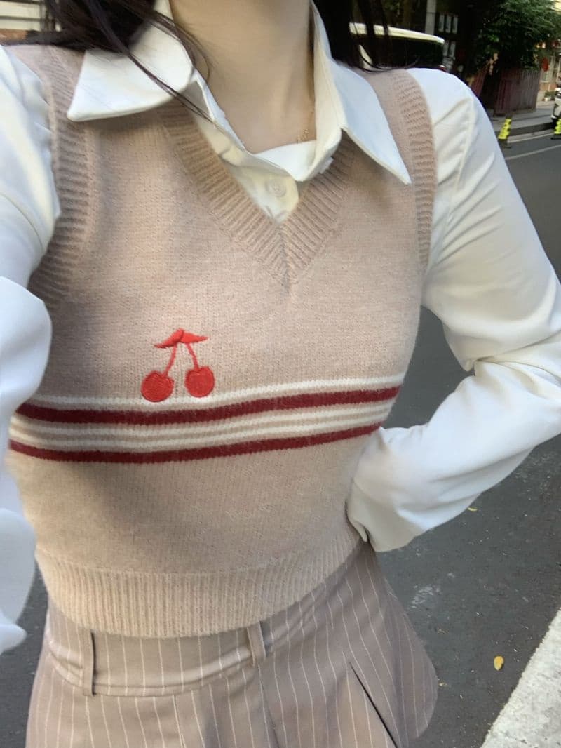 ブラウン さくらんぼ刺繍 ボーダー柄 可愛い ショート丈 ニットベスト