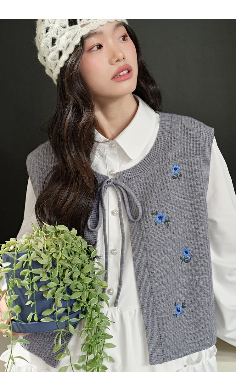 ニットベスト 小花刺繍入りふんわりベスト