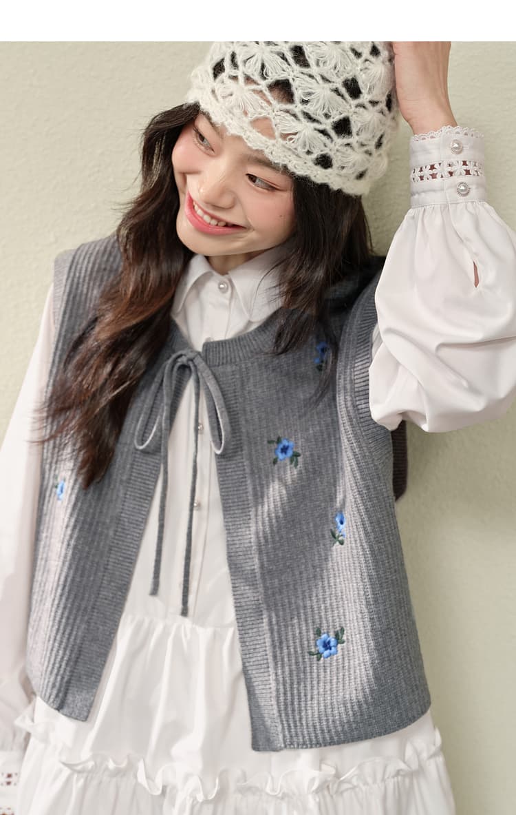 ニットベスト 小花刺繍入りふんわりベスト