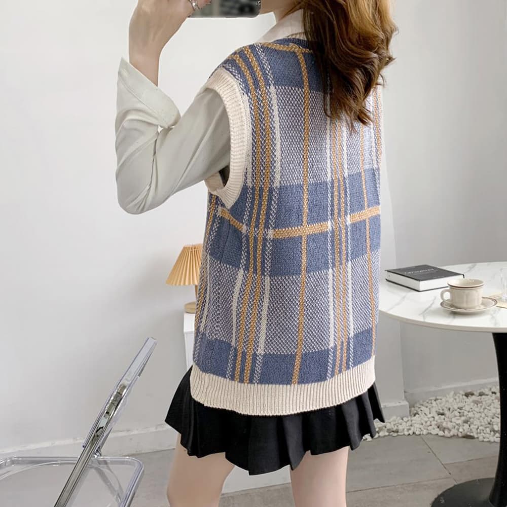 グレーチェック柄Vネックニットベスト