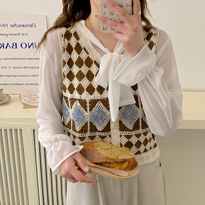 ニットベス 菱形模様のかぎ針編みベスト