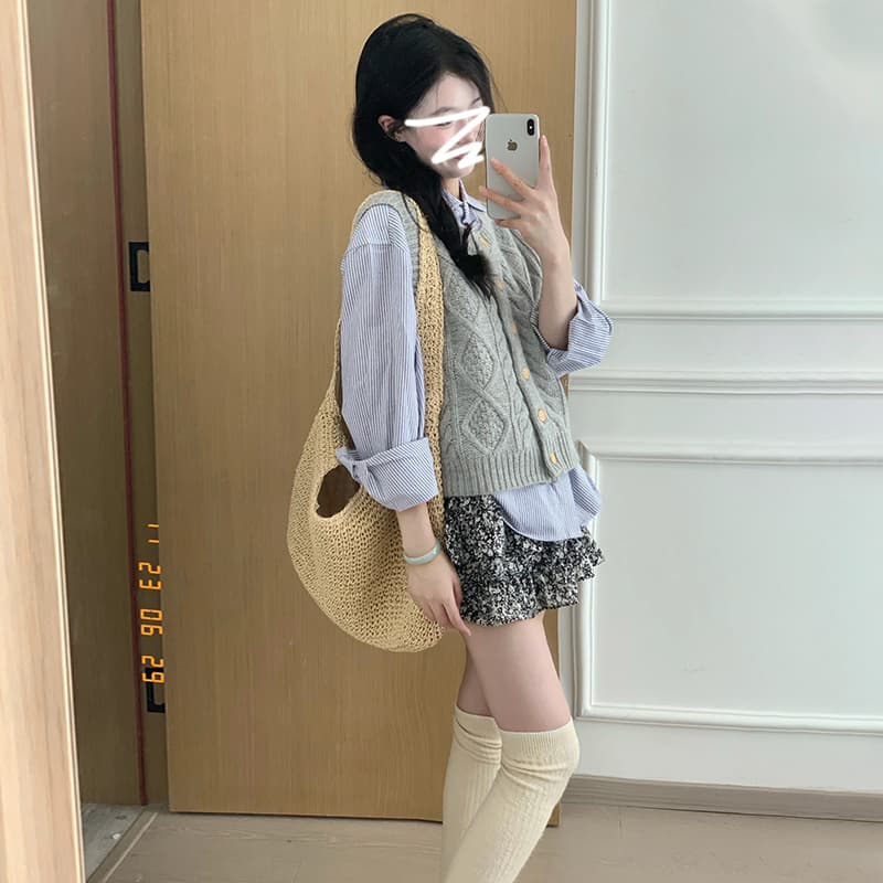 ニットベスト 縄編み模様の前開きニットベスト