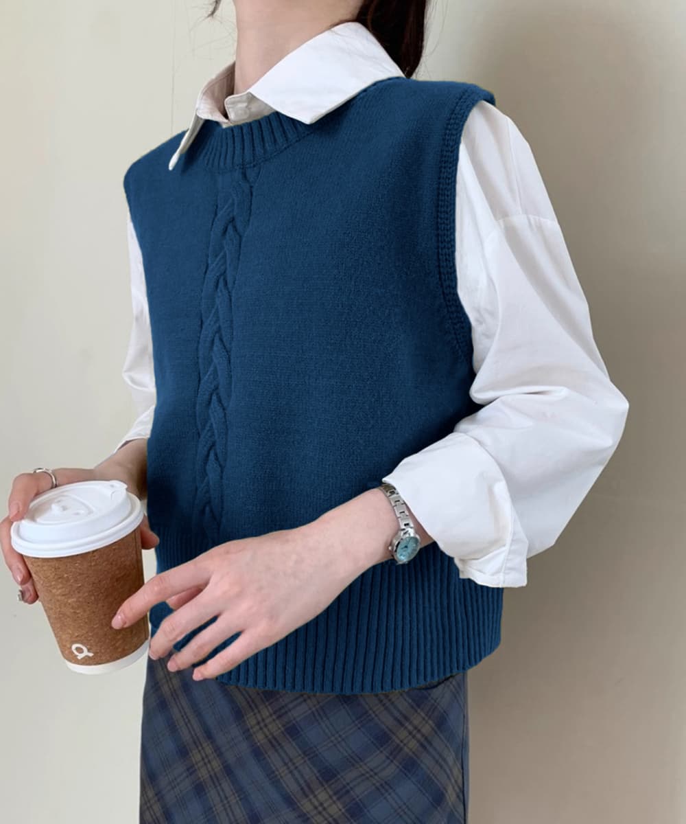 グレー ケーブル編み ニットベスト 背面ボタン