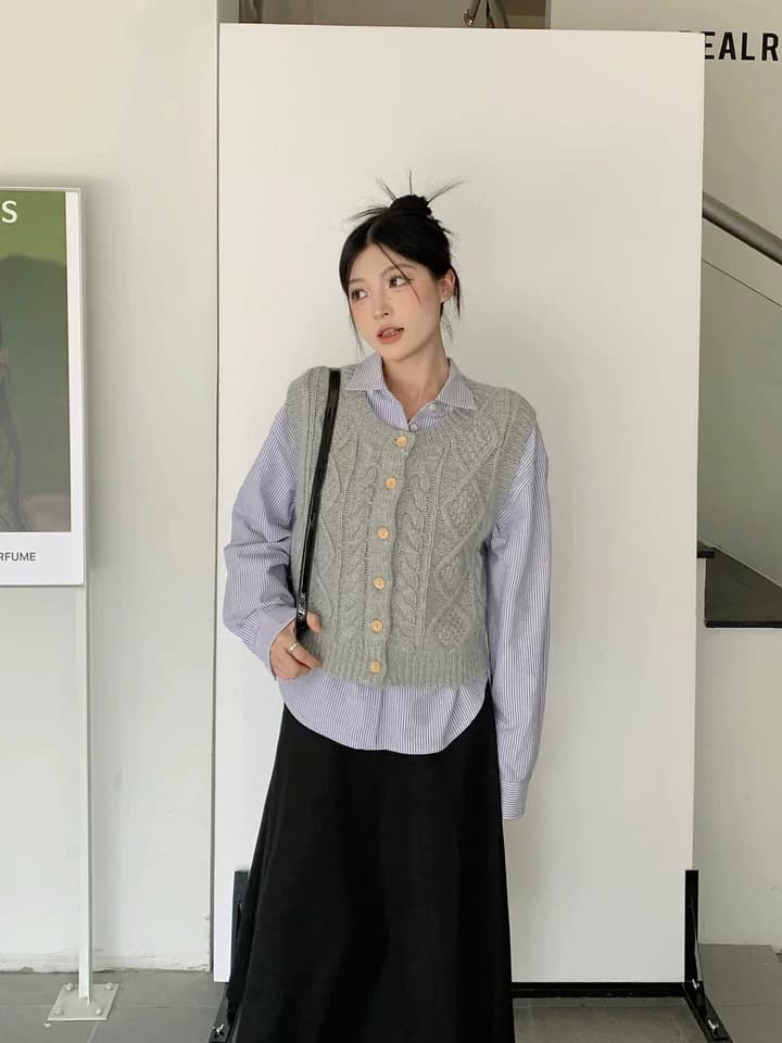 ニットベスト 縄編み模様の前開きニットベスト