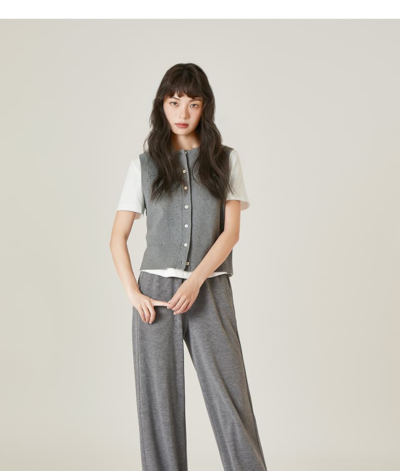 ニットベスト 季節を彩る上質シンプルニットベスト