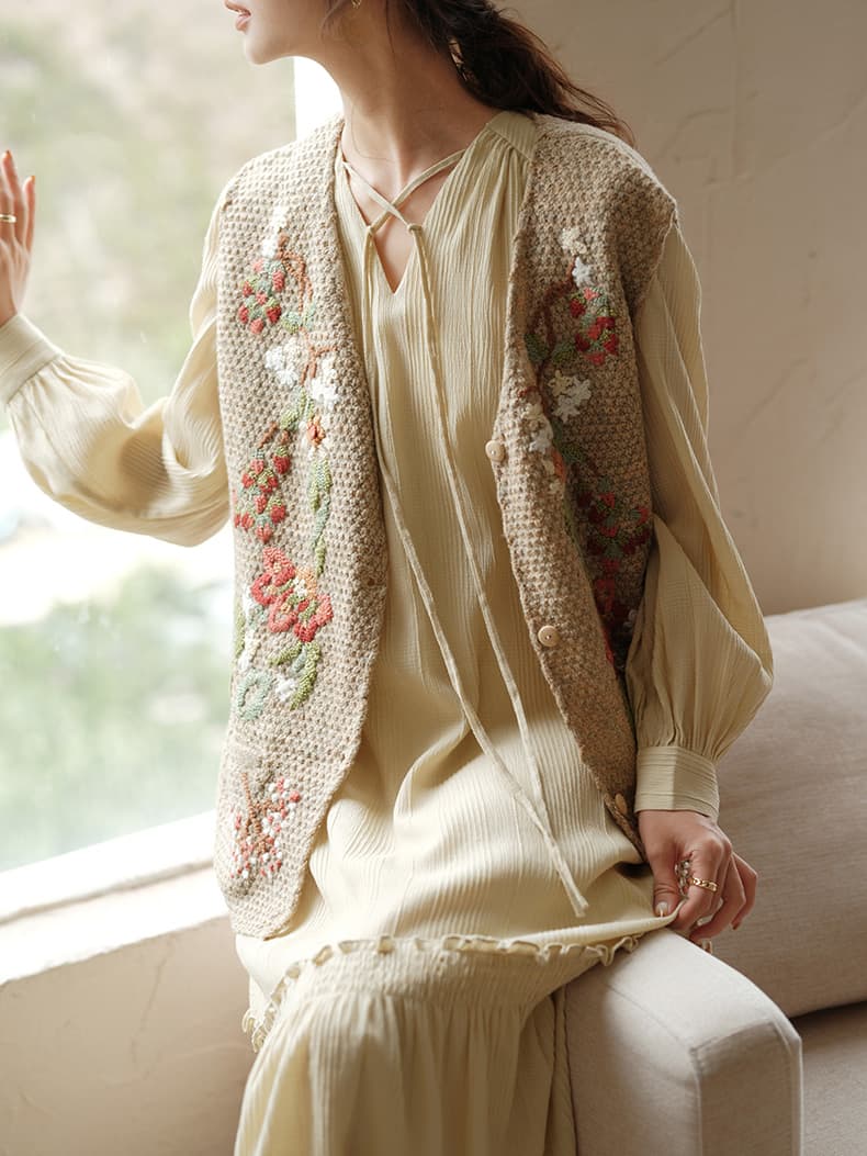 ニットベスト 花刺繍入り手編みベスト