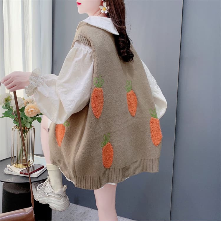 ニットベスト にんじん刺繍入りゆったりベスト