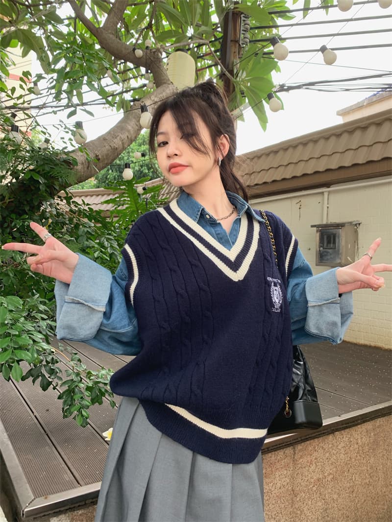 白色学院風ケーブル編みブイネックニットベスト