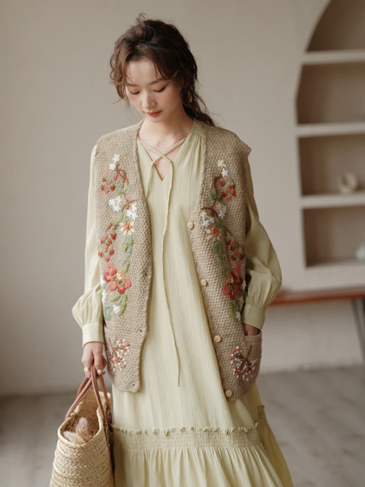 ニットベスト 花刺繍入り手編みベスト