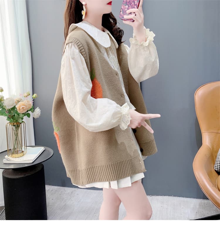 ニットベスト にんじん刺繍入りゆったりベスト
