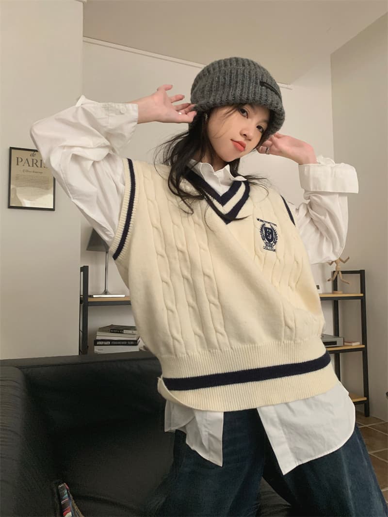 白色学院風ケーブル編みブイネックニットベスト