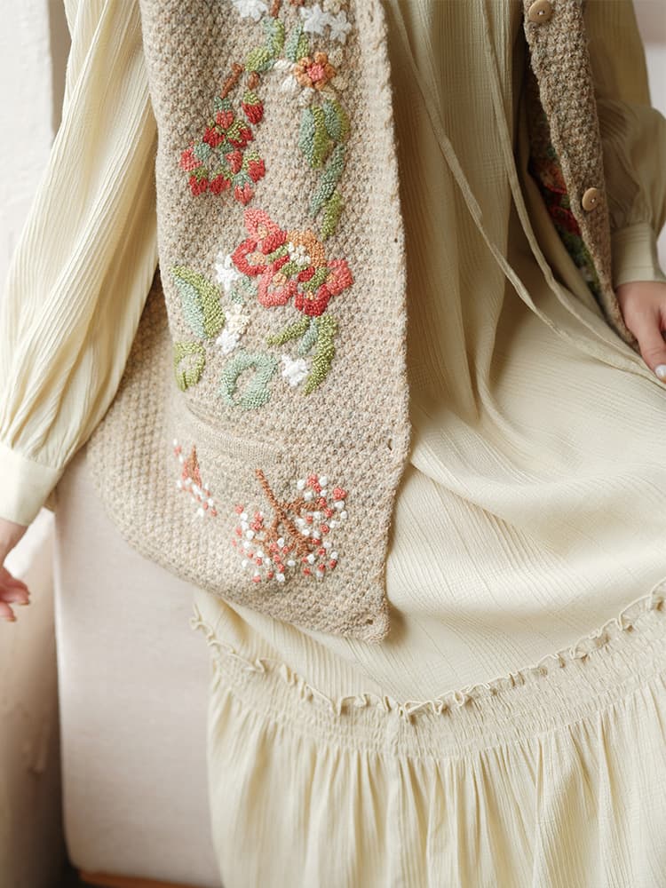 ニットベスト 花刺繍入り手編みベスト